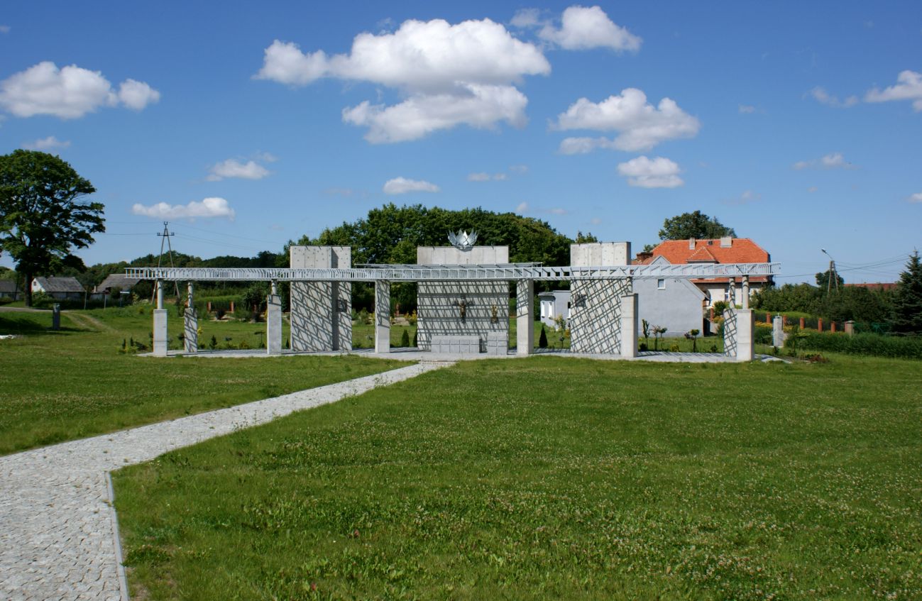 Szeroki widok założenia Sanktuarium w Lubiszewie