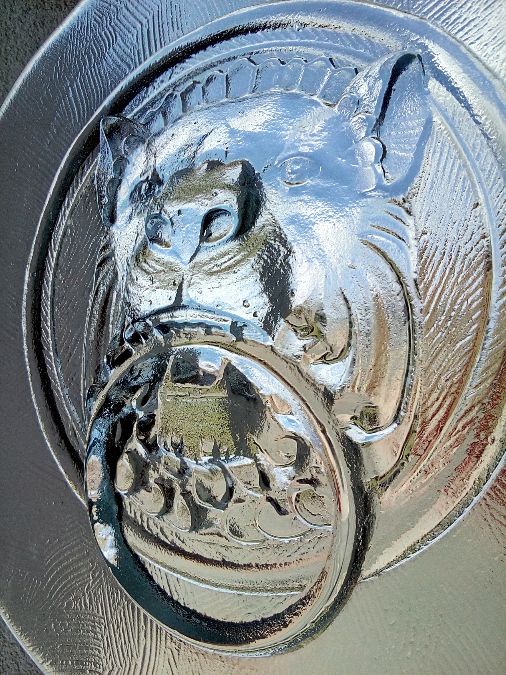 Vertical view of relief glass in the fusing technique
